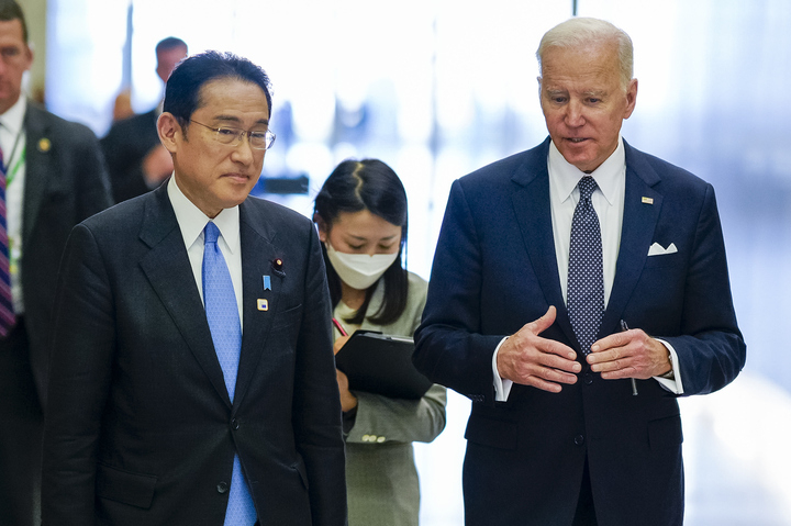 조 바이든 미국 대통령(오른쪽)과 기시다 후미오 일본 총리가 지난 5월 정상회담을 위해 일본 도쿄에서 만났다. (사진=백악관 트위터) 