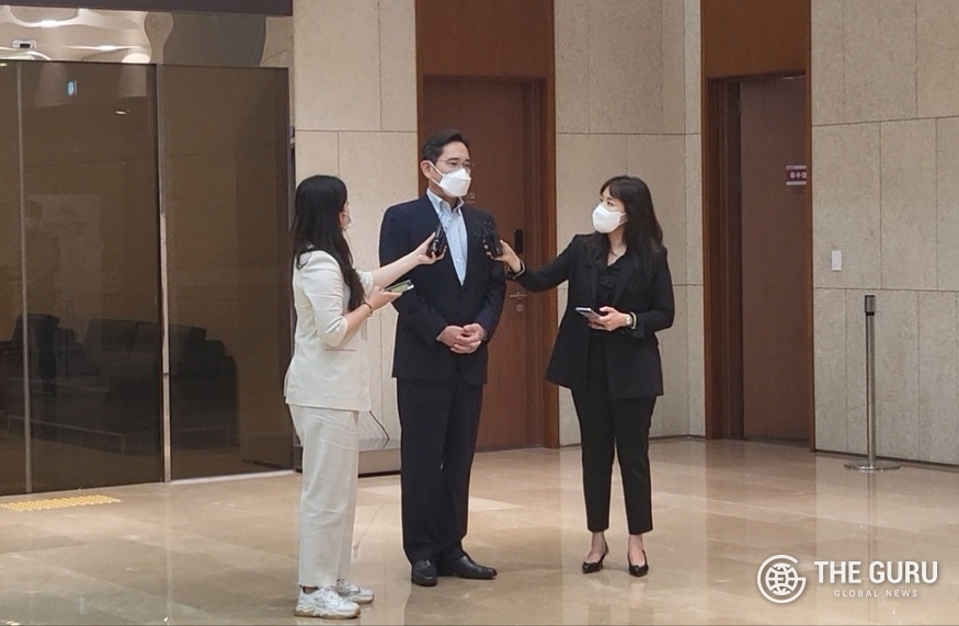 이재용 부회장이 18일 오전 11박 12일 간의 유럽 출장 일정을 마무리하고 김포공항을 통해 귀국했다. (사진=정예린 기자)