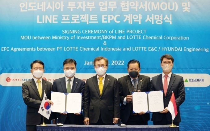 지난 1월 7일 롯데월드타워에서 열린 인도네시아 LINE 프로젝트 계약 체결식 후 관계자들이 기념 촬영을 하는 모습. (사진=롯데건설)