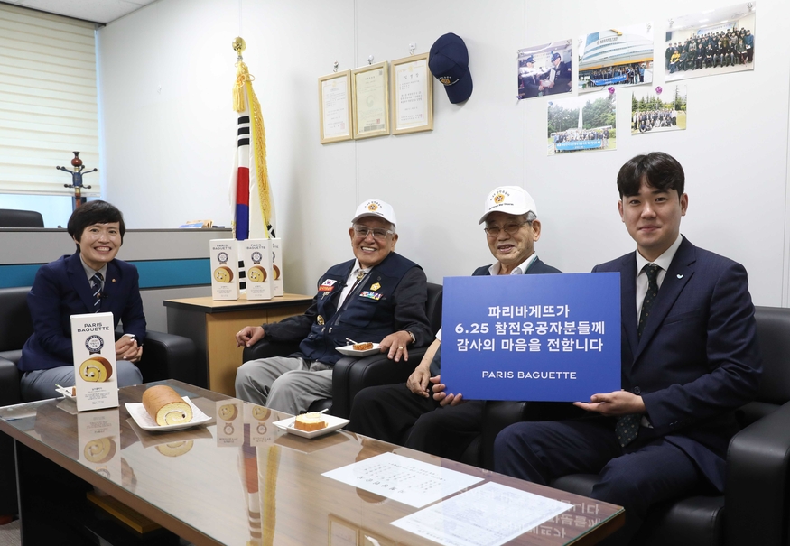 파리바게뜨는 실키롤케익 등 유공자 및 보훈가족을 위한 간식을 기부했다. (사진=SPC)