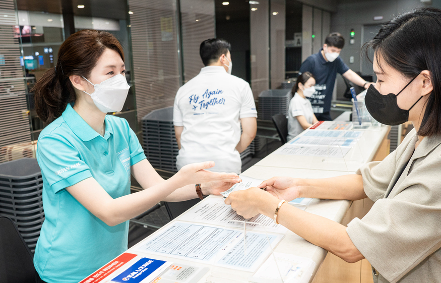 대한항공 직원들이 인천공항 제2여객터미널에서 '다시, 함께, 날아' 캠페인을 위해 특별 디자인된 하계 유니폼을 착용하고 있다. (사진=대한항공)