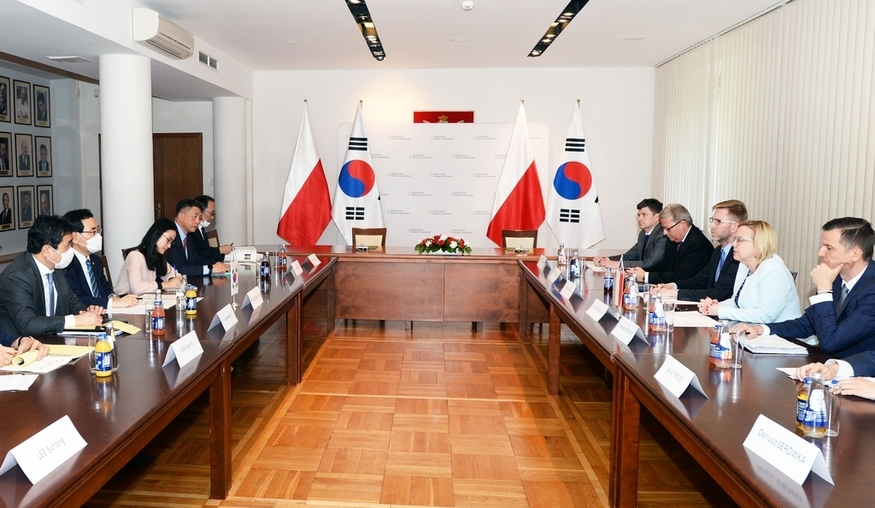 이창양 산업통상자원부 장관이 지난달 30일(현지시간) 폴란드를 찾아 안나 모스크바 기후환경부 장관과 리샤르드 테를레츠키 하원 부의장 등을 만나 면담을 가졌다. (사진=산업통상자원부)