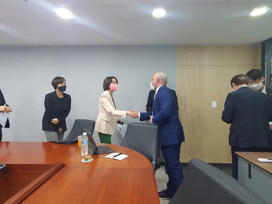 이영 중소벤처기업부 장관(왼쪽)과 프랭크 캐론 뉴욕시장 비서실장이 회담에 앞서 악수하고 있다. (사진=프랭크 캐론 뉴욕시장 비서실장 트위터) 