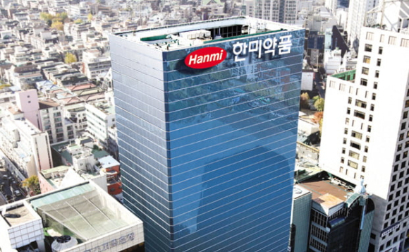 국내 연구진이 심혈관질환 초고위험군인 죽상경화성 심혈관질환(ASCVD) 환자의 치료법으로 중강도 스타틴과 에제티미브 병용요법이 우수하다는 연구 결과를 내놨다. 연구팀은 한미약품의 로수젯을 사용해 임상을 진행했다. 사진은 한미약품 사옥.(사진=한미약품)