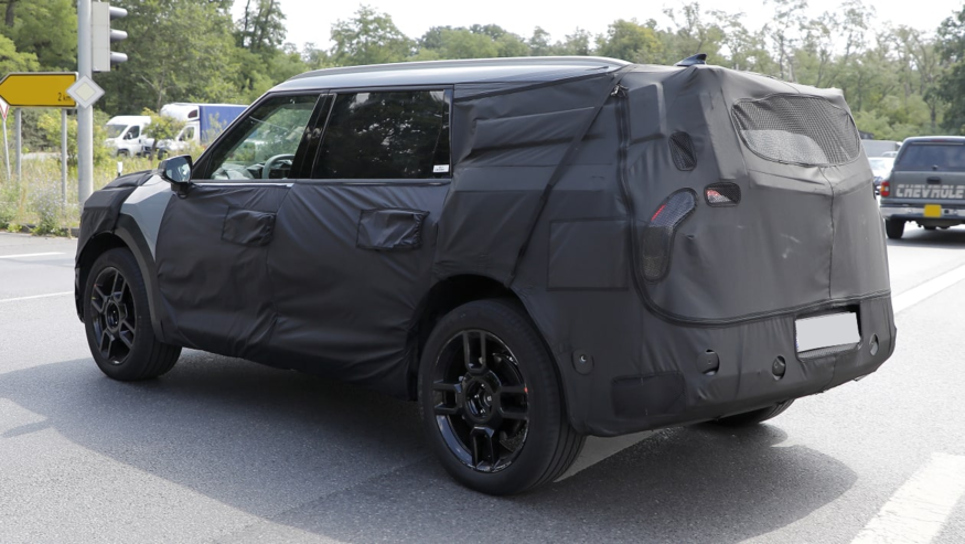 영국 도로에서 포착된 기아 대형 전기 SUV 모델 'EV9' 추정 차량.