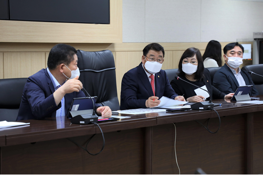 박성효 소상공인시장진흥공단 이사장(왼쪽 두 번째)이 지난 18일 첫 간부회의를 주재하여 업무를 챙기고 있다.