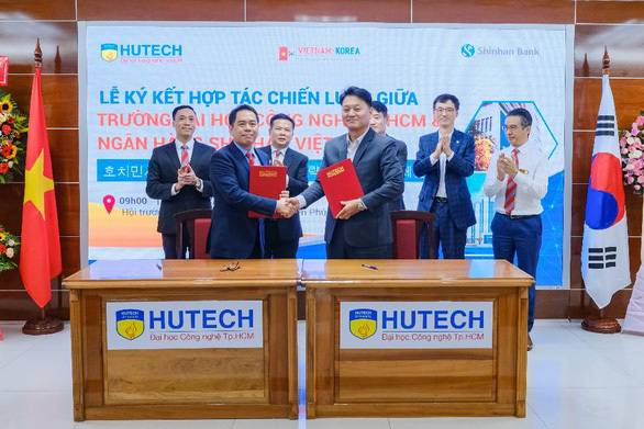 신한은행 베트남 법인이 지난 23일(현지시간) 베트남 호치민 기술대학교(HUTECH)와 미래 우수 인재 양성을 위한 업무 협약을 맺었다.(사진=휴텍)