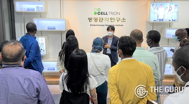 글로벌 바이오 인력양성 허브 현장교육에 참석한 각국 교육생들이 셀트리온 생명공학연구소 관계자로부터 항체의약품 개발과 생산에 대한 설명을 듣고 있다.