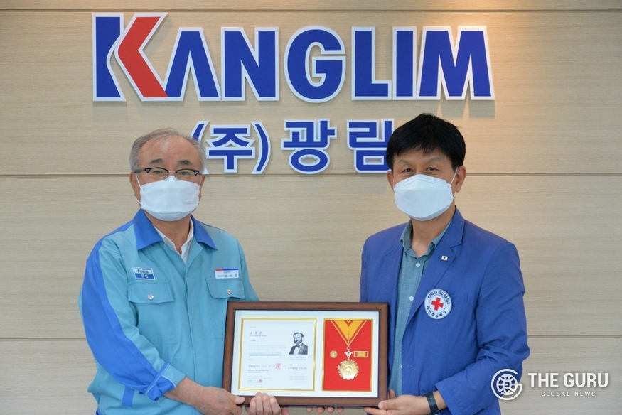 성석경 광림 대표(왼쪽)가 대한적십자사로부터 '적십자 회원유공장 명예대장'을 수상한 후 기념촬영을 하고 있다. (사진=대한적십자사)