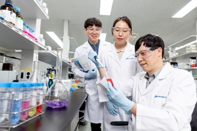 JW중외제약 연구원들이 신약 개발을 하고 있는 모습.(사진=JW중외제약)