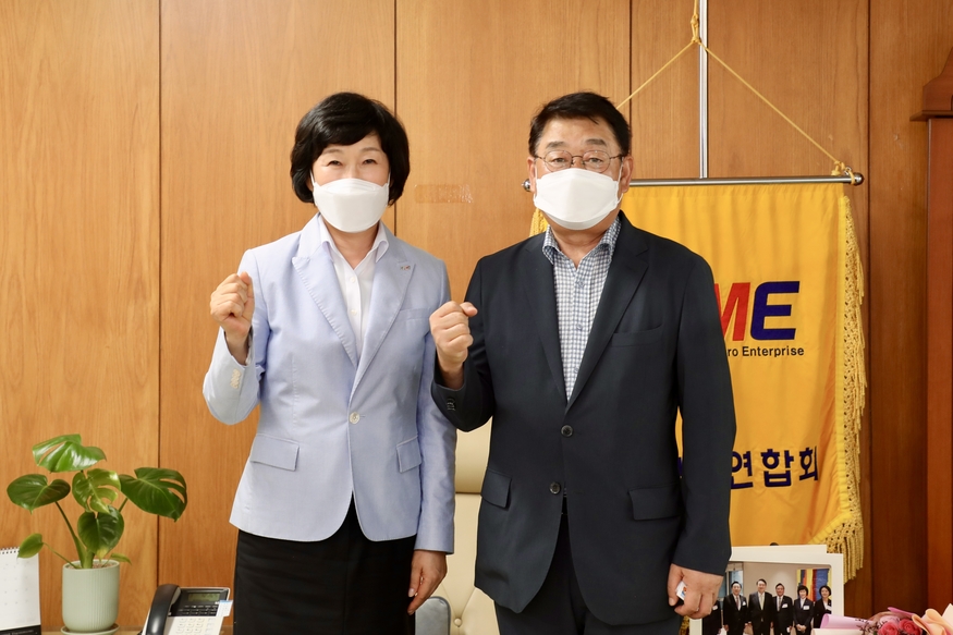 소상공인시장진흥공단 박성효 이사장(오른쪽)이 소상공인연합회를 방문해 오세희 회장과 기념사진을 찍고 있다.