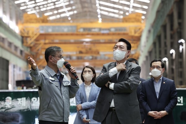 윤석열 대통령이 지난달 22일 오전 경남 창원시 두산에너빌리티 공장을 방문해 시찰하고 있다. (사진=대통령실)
