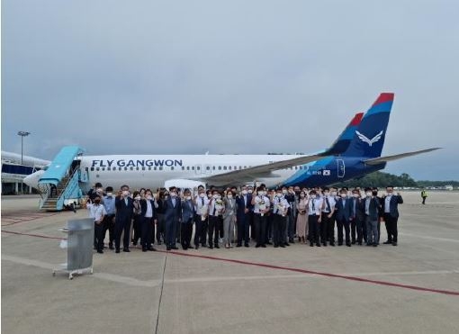 플라이강원은 지난 18일 양양국제공항에서 3호기 B737-800 재도입 기념식에서 행사를 가졌다. (사진=플라이강원)