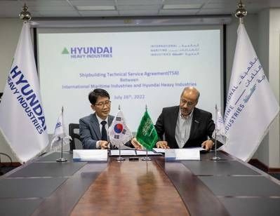 현대중공업은 IMI에 초대형 원유운반선(VLCC) 엔지니어링 분야의 기술 지원과 컨설팅 서비스를 제공할 예정이다. 왼쪽부터 안오민 현대중공업 전무와 둘라 알 아흐마리 박사(Dr. Abdullah Al Ahmari) IMI 최고경영자(CEO). (사진=IMI)
