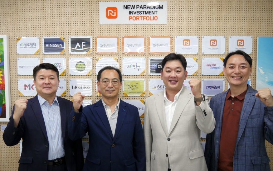  (왼쪽부터) 뉴패러다임인베스트먼트 배상승 공동대표, 그레이스케일 이준호 대표, 박진호 이사, 뉴패러다임인베스트먼트 박제현 공동대표.