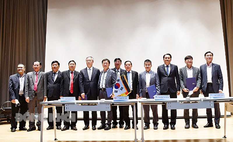 포스코에너지와 한국동서발전, 지멘스, 베트남 쯩남그룹이 지난달 18일(현지시간) 뀐랍II LNG 발전소 건설을 위한 양해각서(MOU)를 맺었다. (사진=베트남 매체 바오동호이(Báo Đồng Khởi))