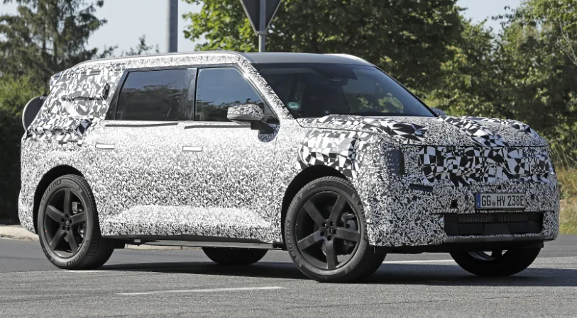 기아 대형 전기 SUV 모델 'EV9' 추정 차량이 독일 뉘르부르크링 서킷에서 포착됐다. 내년 출시를 앞두고 주행 성능을 테스트하는 등 막바지 담금질에 들어간 것으로 보인다.