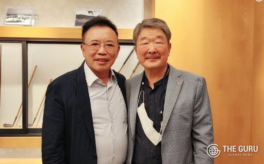 구본준 LX그룹 회장(오른쪽)이 지난달 말 리동성 TCL그룹 회장과 만나 기념촬영을 하고 있다. (사진=리동성 웨이보)