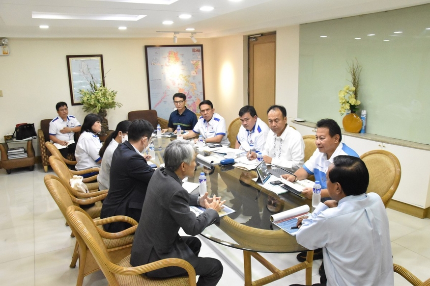 한국수출입은행 대표단은 지난 13일(현지시간) 필리핀 수도 마닐라 정부 청사에서 공공사업도로부 관계자들과 간담회를 진행했다. (사진=필리핀 공공사업도로부)