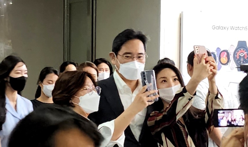 이재용 삼성전자 부회장이 30일 서울 송파구에 위치한 삼성SDS 잠실캠퍼스를 찾아 임직원과 셀피를 찍고 있다. (사진=삼성전자)