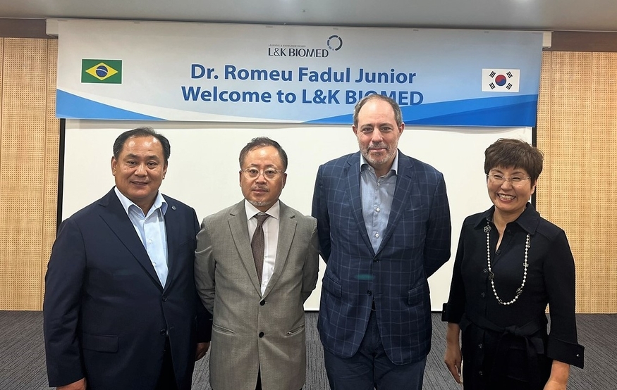 왼쪽부터 엘앤케이바이오메드 '박근주' 대표, '강국진' 회장, 시리노 리바네스 종합병원 '로미오 파들' 박사