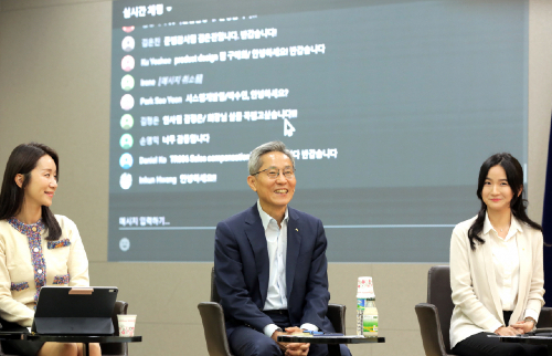 윤종규 KB금융그룹 회장(가운데)이 지난 2020년 9월23일 KB국민은행 여의도본점에서 푸르덴셜생명 직원들과 함께하는 ‘e-타운홀미팅’에 참석하고 있다. (사진=KB금융그룹)