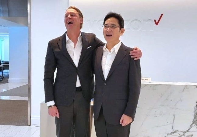이재용 삼성전자 부회장이 2021년 11월 17일(현지시각) 미국 뉴저지주 버라이즌 본사에서 한스 베스트베리(Hans Vestberg) CEO(왼쪽)와 만나 기념 촬영하고 있다. (사진=삼성전자)