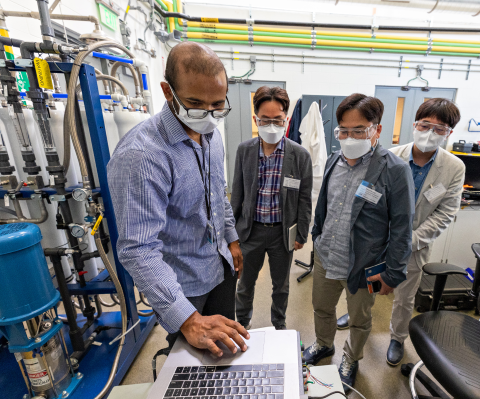 현대차가 미국 국립재생에너지연구소(NREL·National Renewable Energy Laboratory)와 전기차 배터리 화재 방지 기술을 공동 개발한다. 현대차 연구원들이 '다이내믹, 하이-스피드 임팩트' 방식을 활용한 전기차 배터리 성능 테스트 과정을 살펴보고 있다. (사진=NREL)