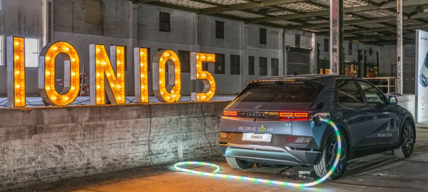 V2G(Vehicle-to-Grid) 기술이 탑재된 현대차 첫 전용 브랜드 전기차 '아이오닉5'가 건물에 전력을 공급하고 있다. (사진=현대차)