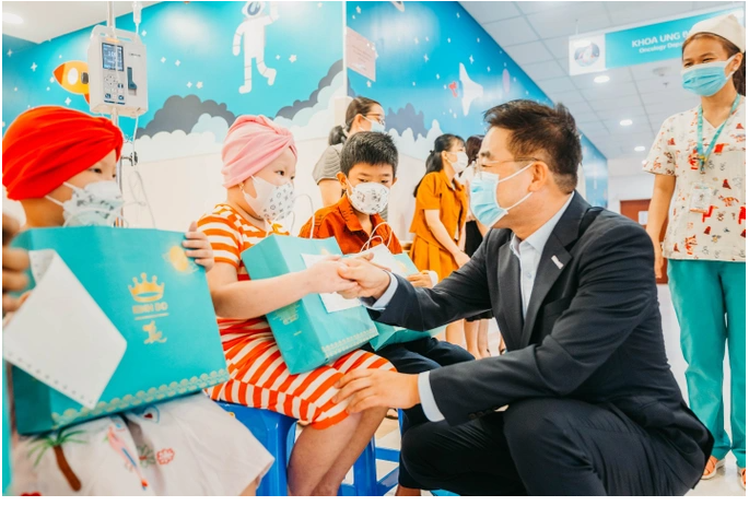 이의철 신한라이프 베트남 법인장이 어린이 암 환자들을 찾아 선물을 전달하고 있다.(사진=신한라이프 베트남)