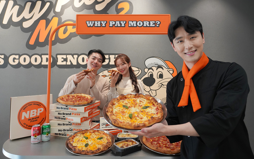 모델들이 노브랜드 피자 대치점에서 대표 메뉴를 선보이고 있다. (사진=신세계푸드) 
