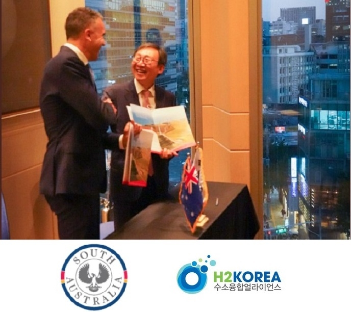 문재도 H2KOREA 회장(오른쪽)과 피터 말리나우스카스 사우스오스트레일리아 주지사가 지난 13일 수소 사업 협력에 대한 협약을 체결하고 악수하고 있다. (사진=사우스오스트레일리아주)