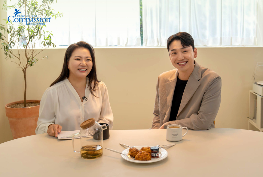 지나영 존스홉킨스의대 소아정신의학과 교수(왼쪽)와 인플루언서 '하준파파(황태환씨)'의 모습 (사진=한국컴패션)