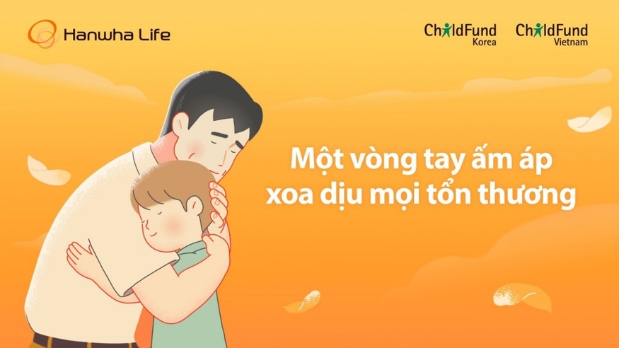 한화생명 베트남 법인의 '따뜻한 포옹' 캠페인 홍보 포스터.(사진=한화생명 베트남)
