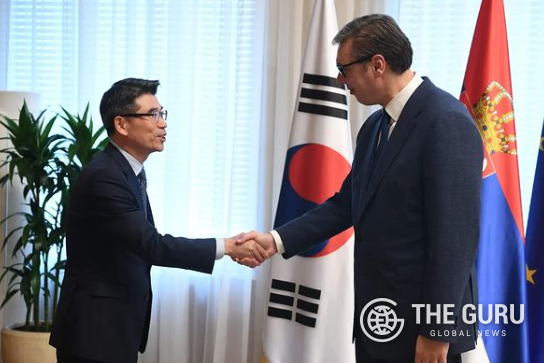 송호성 기아 사장(왼쪽)이 알렉산다르 부치치 세르비아 대통령과 악수를 나누고 있다. (사진=세르비아 대통령 비서실)
