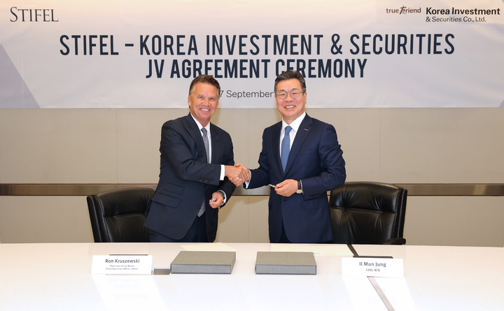 정일문 한국투자증권 사장(오른쪽)과 론 크루셥스키 스티펄 파이낸셜 회장이 지난달 27일(현지시간) 스티펄 뉴욕 오피스에서 합작회사 'SF 크레딧파트너스' 설립을 위한 계약 체결 후 기념 사진을 촬영하고 있다.(사진=한국투자증권)