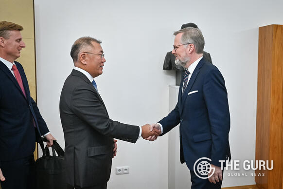  정의선 현대자동차그룹 회장(왼쪽)과 페트르 피알라(Petr Fiala) 체코 총리가 악수하며 인사를 나누고 있다. (사진=체코 총리실)