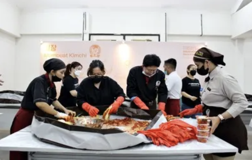 KT&G 한국어학당에서 열린 쑤숩 페스트 참가자들이 김치를 담그고 있다. (사진=KT&G)