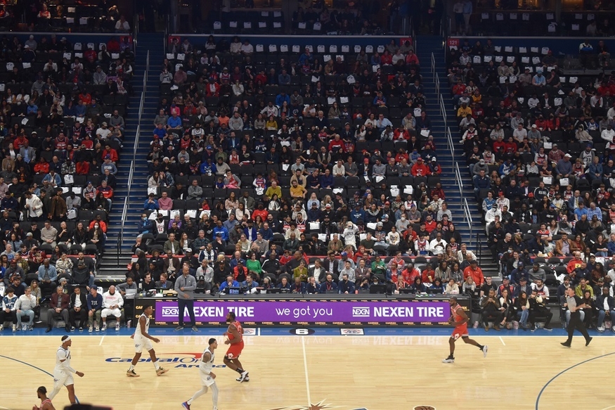 워싱턴 캐피탈 원 아레나에서 열린 2022-2023 NBA 정규시즌 경기에 설치된 디지털 사이니지에 넥센타이어 브랜드 로고가 노출되고 있다. (사진=넥센타이어)