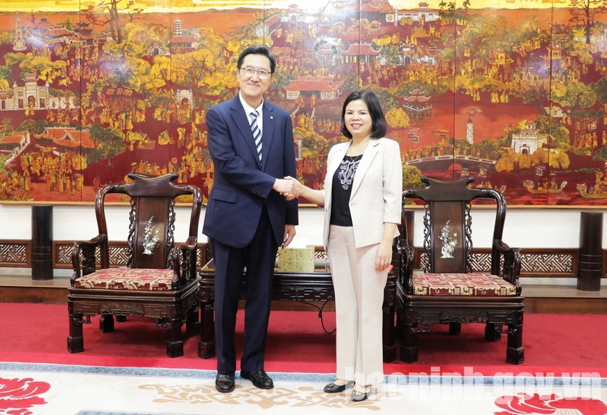안순홍 한화테크윈 대표는 지난 8일 응웬 흐엉 지앙(Nguyen Huong Giang) 박닌성 인민위원장과 만나 양국 경제협력 강화를 모색했다. 왼쪽부터 안순홍 한화테크윈 대표와 응웬 흐엉 지앙 박닌성 인민위원장. (사진=베트남 박닌성)