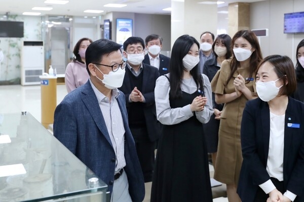 이원덕 우리은행장이 직원들과 국내 영업점을 방문해 직원들과 대화를 나누고 있다.(사진=우리은행)