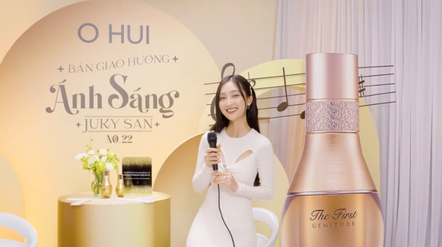 베트남 가수 주키 산이 오휘 화장품 홍보를 위한 페이스북 라이브방송에서 노래를 부르고 있다. (사진=주키 산 페이스북) 