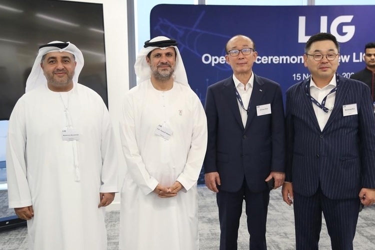 LIG넥스원은 UAE에 거점을 마련, 새로 획득한 중거리 지대공 미사일 시스템인 천궁-Ⅱ(MSAM II) 생산을 지원한다. 오른쪽부터 구본상 LIG 회장과 김지찬 LIG 넥스원 대표, 타와준 경제위원회 CEO 타리크 압둘 라힘 알호사니. (사진=타와준)