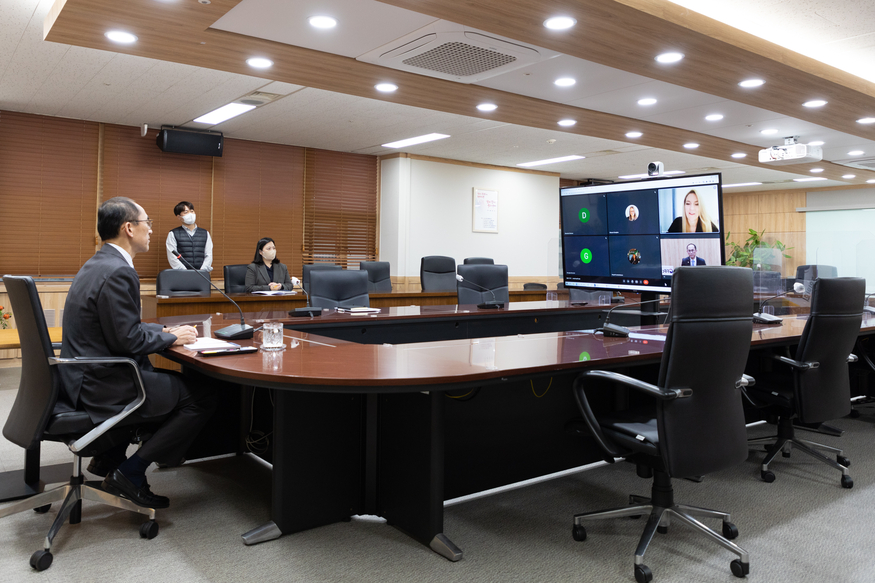 고학수 개인정보보호위원회 위원장이 지난 23일 줄리아 로페즈 영국 디지털문화미디어스포츠부 장관과 화상 회의를 진행하고 있는 모습. (사진=개인정보보호위원회)