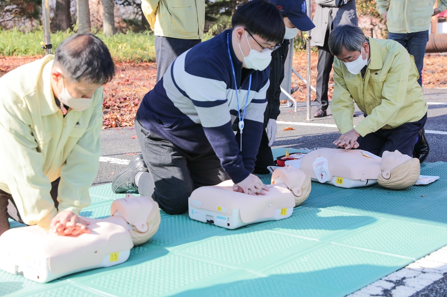 마사회는 지난 17일 서울경마장에서 유관기관 합동 화재대피훈련과 소화기·소화전·심폐소생술 교육훈련을 실시했다. 사진은 안전한국훈련 심폐소생술 실습교육에 참가한 한국마사회 정기환 회장과 임직원. (사진=마사회)