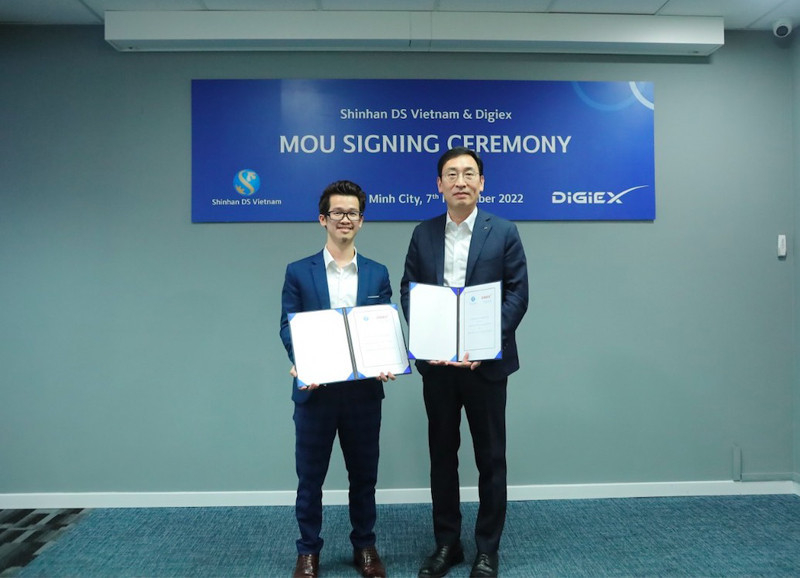 지동재 신한DS 베트남법인장(오른쪽)과 조니 르 디지이엑스 최고경영자(CEO)가 업무협약을 체결한 뒤 기념 사진을 촬영하고 있다. (사진=디지이엑스)