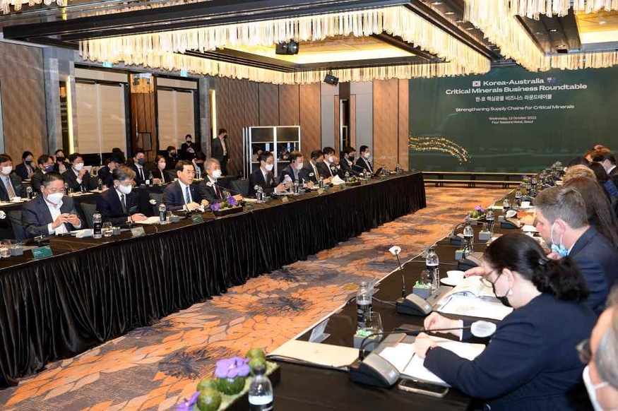지난 10월 호주 통상·관광장관의 방한을 계기로 개최된 한-호 핵심광물 비즈니스 라운드 테이블에서 양국 장관, 핵심광물 기업 관계자 등이 논의하고 있다. (사진=대한무역투자진흥공사)