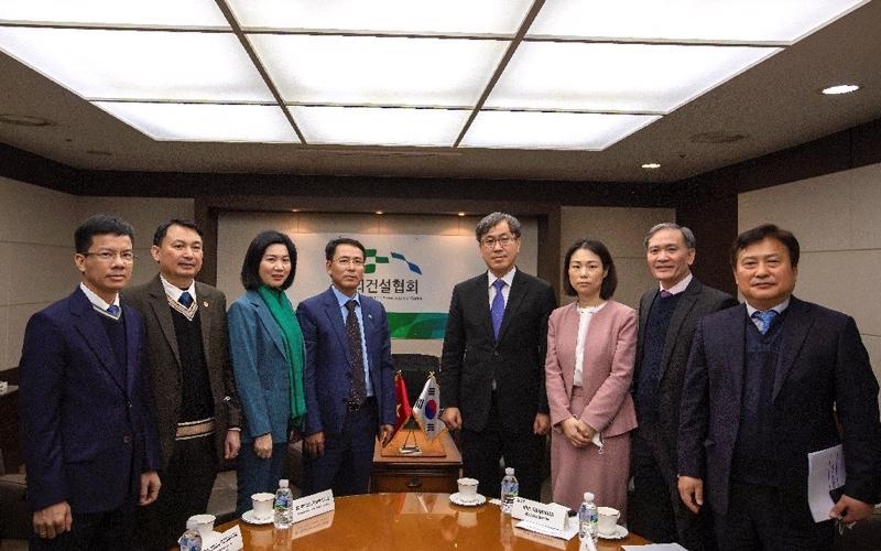 베트남 하노이시 대표단이 이달 중순 우리나라를 찾아 국토교통부와 해외건설협회 관계자들과 간담회를 진행했다. (사진=하노이시)