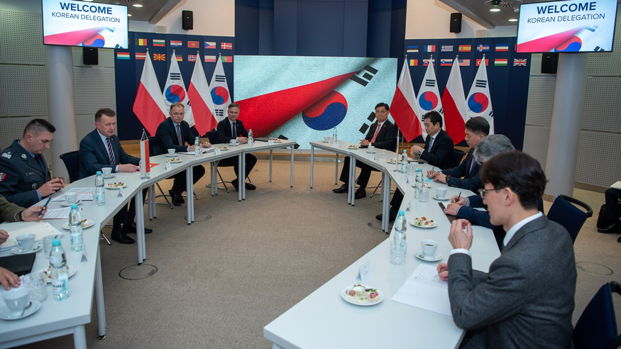 지난 28일(현지시간) 마리우시 브와슈차크(Mariusz Błaszczak) 폴란드 부총리 겸 국방부 장관과 성일 방사청 기반전력사업본부장, 이봉근 한국항공우주산업(KAI) 수출혁신센터장이 폴란드군 현대화를 위한 추가 협력에 나섰다. (사진=폴란드 국방부)