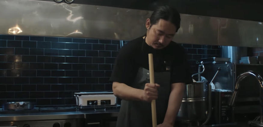 김도윤 셰프가 음식을 만들고 있다. (사진=CJ제일제당 비비고 유튜브)